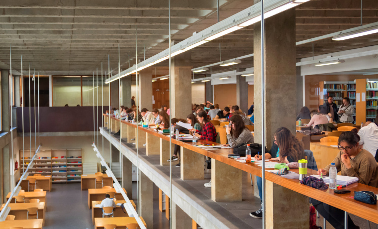 Estudiantes de la Universidad de Salamanca en la biblioteca