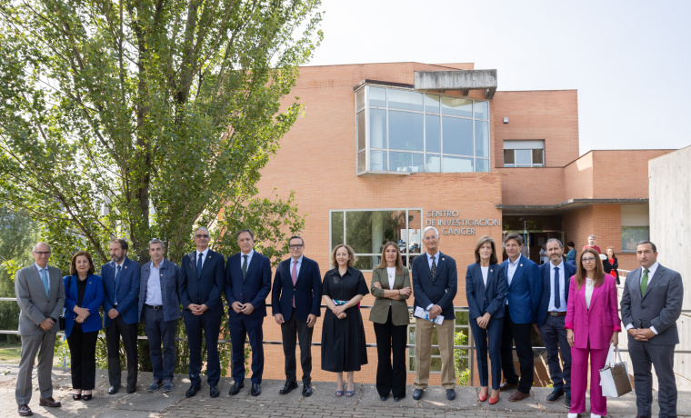 Autoridades posan frente al edificio del CIC en conmemoración a su 25º aniversario 