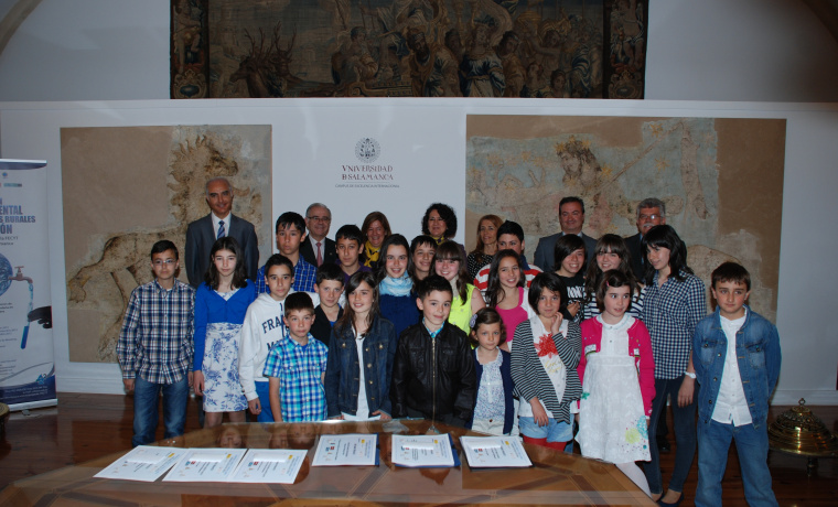 Foto de familia de los premiados y autoridades.