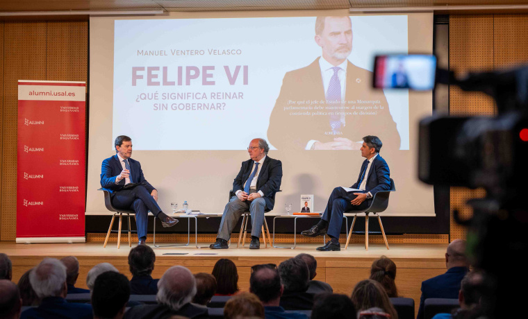Alfonso Fernández Mañueco, Enrique Cabero y Manuel Ventero en la presentación del libro "Felipe VI ¿Qué significa reinar sin gobernar?"