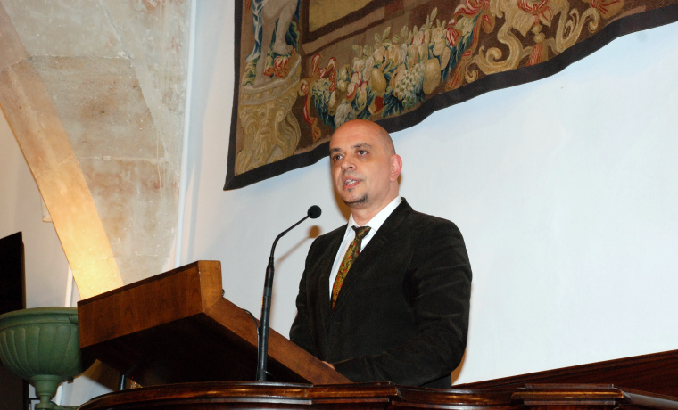 Juan Antonio González Iglesias en la defensa del doctorado honoris causa al poeta Pablo García Baena