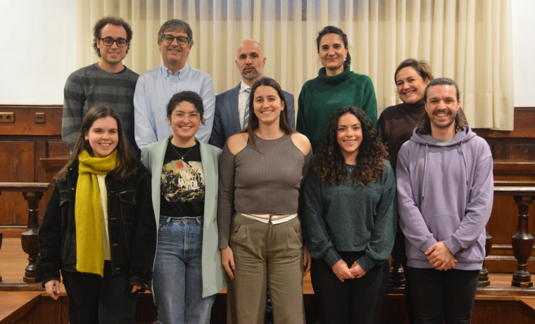 Javier González Benito, Pedro Luis Sánchez Fernández y Mili Pizarro Lucas junto con los estudiantes premiados