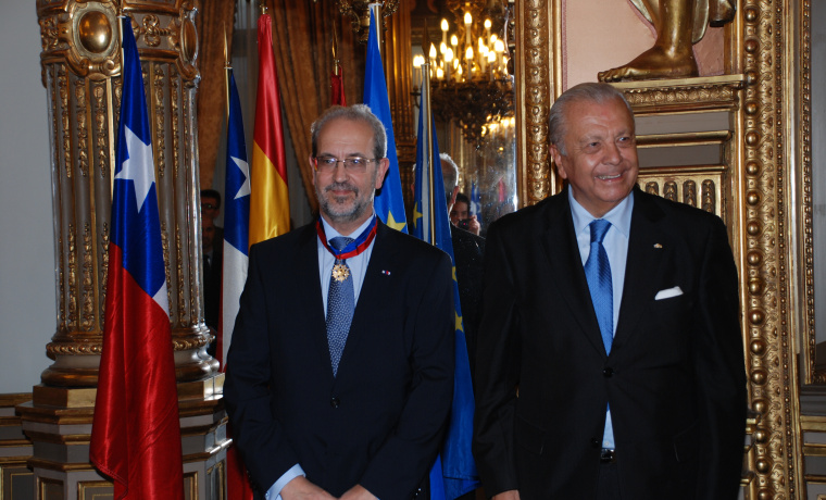 El rector Daniel Hernández Ruipérez y el embajador de Chile, Sergio Romero.
