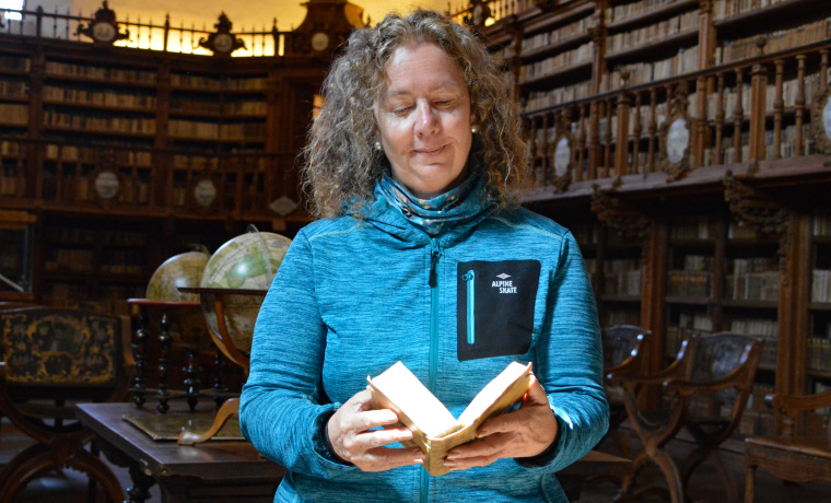 María del Carmen del Pilar Viñuela, propietaria del libro "Jerusalén conquistada, epopeya trágica"