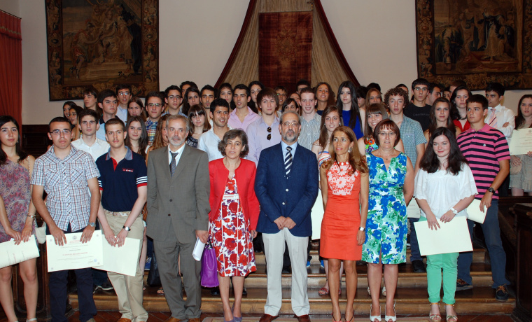 Grupo de estudiantes galardonados con los Premios Pruebas de Acceso 2012.