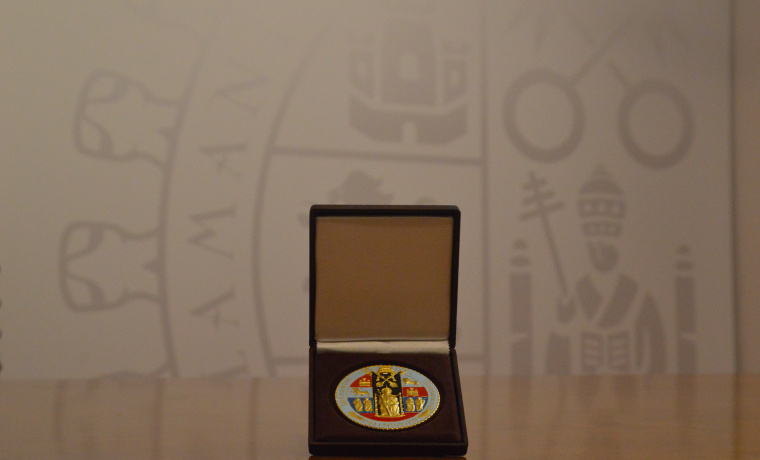 La Universidad de Salamanca entrega su medalla a la Real Academia de Medicina