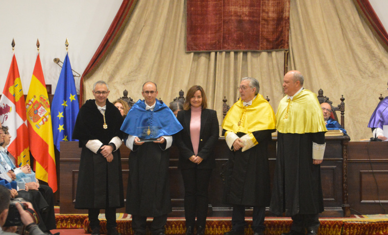 Acto seguido, el rector, junto a Ana Esquivas Escobar, directora médica de Grünenthal, acompañados por  los doctores Clemente Muriel y Jesús Mª Gonsalves, de la Cátedra del Dolor, entregaron los premios a la “Investigación en Dolor” de la Universidad de Salamanca a Julia Sánchez-Sánchez, Cristina Vicente-García, Daniel Cañada-García, Dionisio Martín-Zanca y a Juan C. Arévalo, por el trabajo titulado: “ARMS/Kidins220 regulates nociception by controlling brain-derived neurotrophic factor secretion”