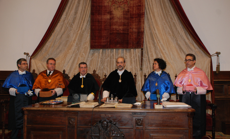 Los rectores de la Univerisidad de Salamanca y de la Universidad Pontificia de Salamanca presidiendo el acto académico.