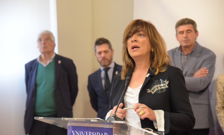La organizadora y poeta Isabel Bernardo, durante la presentación del encuentro poético