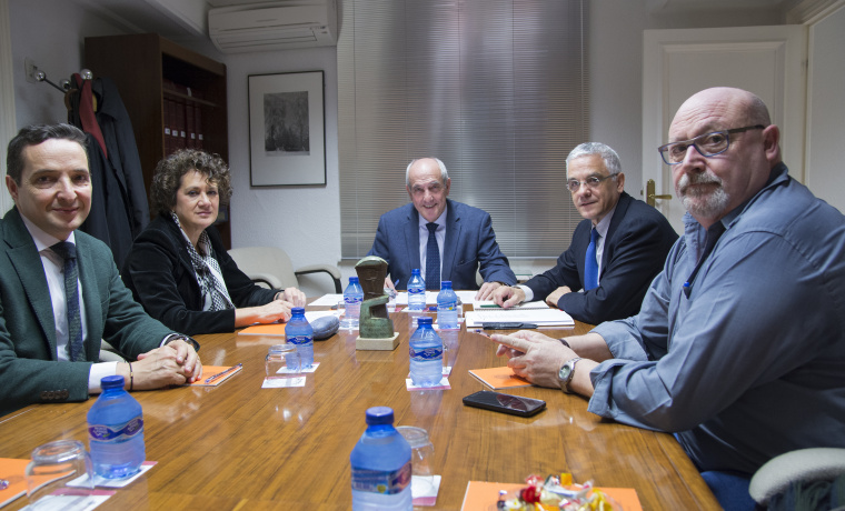 El jurado, reunido en la mañana de hoy en el Rectorado, falla los galardones cuyo acto de entrega tendrá lugar antes de la conclusión del actual curso académico