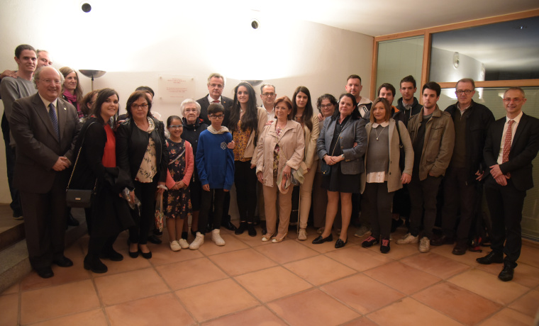 Foto de familia con los familiares del homenajeado
