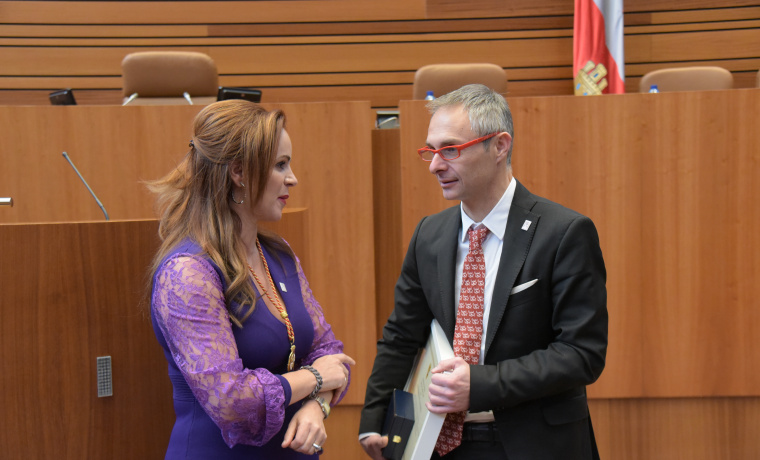 La presidenta de las Cortes, Silvia Clemente, junto al rector Ricardo Rivero