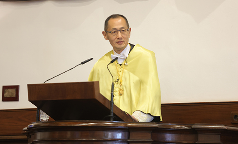 Shinya Yamanaka, durante su discurso como nuevo doctor honoris causa