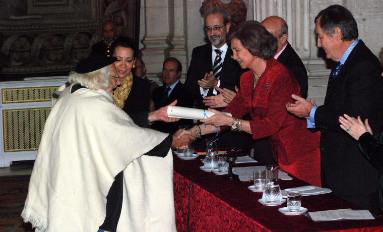 Momento de la entrega del galardón a Ernesto Cardenal.