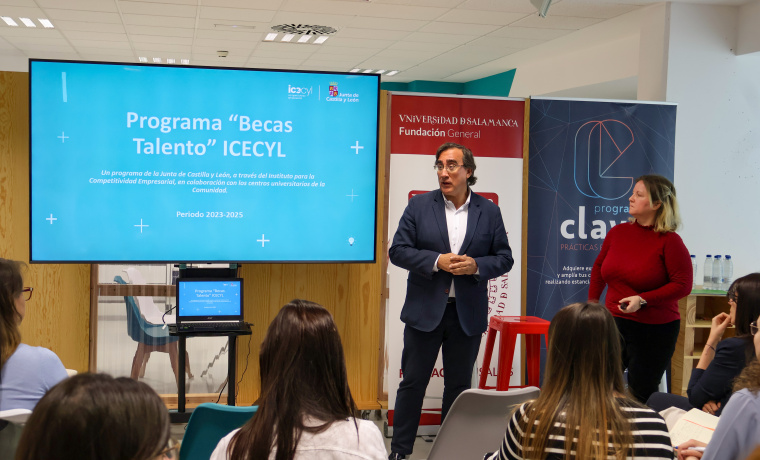 José Francisco Diego, director territorial de ICEYL y Pilar Poveda, responsable del Programa Clave de la Fundación General de la Universidad de Salamanca.
