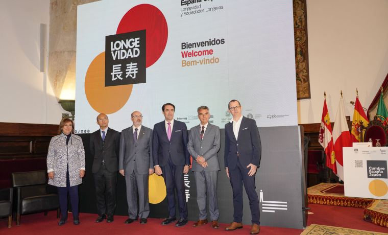 De izquierda a derecha: Isabel Macías Tello, concejala delegada de Mayores del Ayuntamiento de Salamanca; Shinji Minami, ministro de la Embajada del Japón en España; David Díez Martín, rector de la Universidad de Salamanca en funciones; Juan Carlos Suárez-Quiñones Fernández, consejero de Medio Ambiente, Vivienda y Ordenación del Territorio de la Junta de Castilla y León; Francisco Machancoses Mingacho, subdirector general de Asuntos Sociales, Educativos, Culturales y de Sanidad y Consumo del Ministerio de Asuntos Exteriores, Unión Europea y Cooperación, y Hélder Fernandes, del Instituto Politécnico de Bragança.