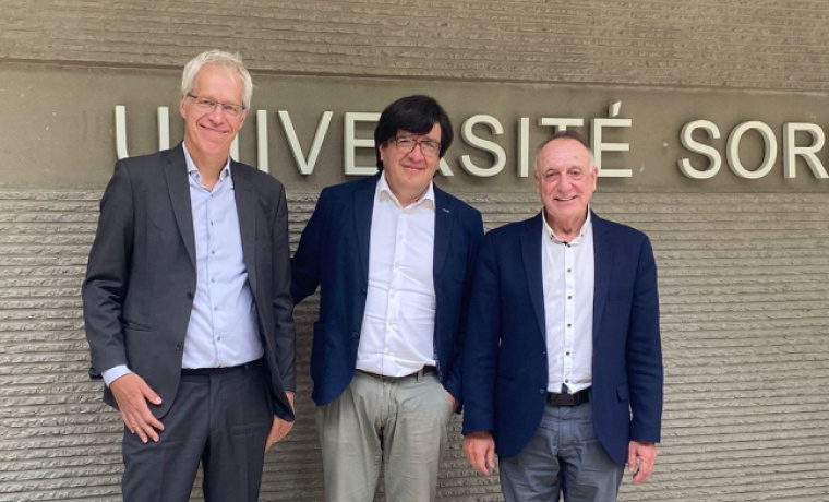 De izquierda a derecha, Bert Hoffmann del German Institute for Global and Area Studies (GIGA), presidente saliente de CEISAL; Francisco Sánchez del Instituto de Iberoamérica de la Universidad de Salamanca, presidente entrante de CEISAL; Pablo Antonio Fernández Sánchez, director del Instituto de Estudios sobre América Latina (IEAL) de la Universidad de Sevilla