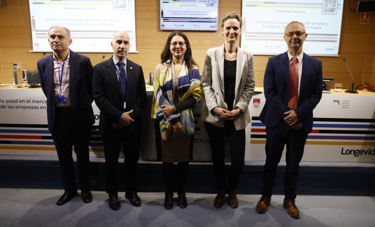 De izquierda a derecha: Pablo Antonio Muñoz Gallego, catedrático de Economía de la Universidad de Salamanca e investigador del CENIE; Óscar González Benito, director de la Fundación General de la Universidad de Salamanca y catedrático de la Facultad de Economía y Empresa; Shruti Singh, economista senior de la División de Habilidades y Empleabilidad de la Dirección de Empleo, Trabajo y Asuntos Sociales de la OCDE; Johanna Neuhoff, associate director for economic consulting services de Oxford Economics para Europa, y Ricardo Rivero Ortega, rector de la Universidad de Salamanca.