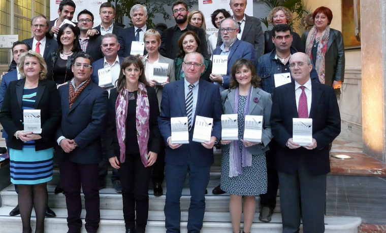 Foto de familia de los galardonados en los XVIII Premios Nacionales de Edición Universitaria.