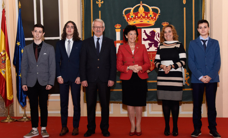 Alejandro Hernández Gómez (primero de la izquierda), con Isabel Celaá en una foto de grupo