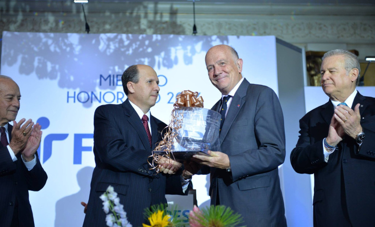 El catedrático Manuel Alcántara en el momento de recoger el reconocimiento "Miembro Honorario 2016" de Fusades