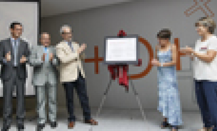 La vicerrectora de Relaciones Internacionales e Institucionales con las representantes del Servicio Central de Idiomas y dos de las premiadas