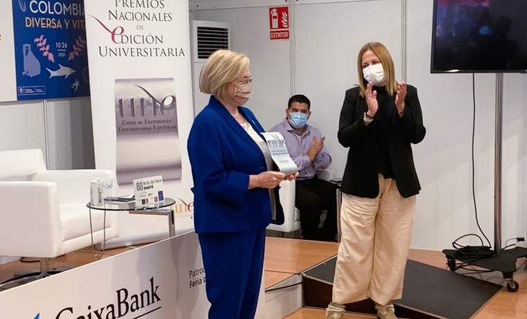 La vicerrectora de Ciencias de la Salud y Asuntos Sociales, Purificación Galindo, recibe el galardón a la “Mejor obra editada” dentro de los XXIII Premios Nacionales de Edición Universitaria