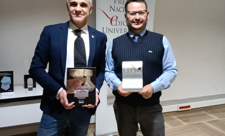 Jacobo Sanz Hermida, director de Ediciones Universidad de Salamanca y Antonio Blanco González, del Departamento de Prehistoria, Historia Antigua y Arqueología