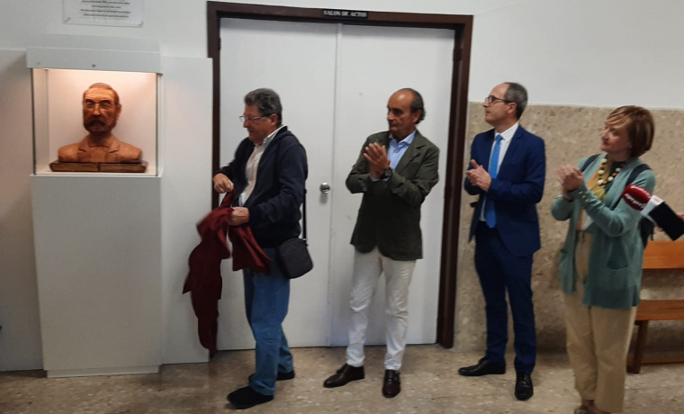 Acto de entrega a la Universidad de Salamanca un busto de Miguel de Unamuno