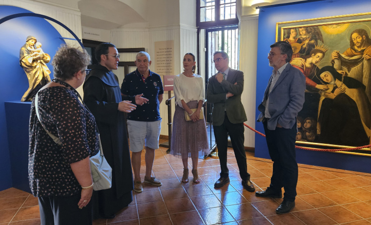 El rector de la Universidad de Salamanca visita en Alba de Tormes la exposición ‘De Claris Mulieribus’