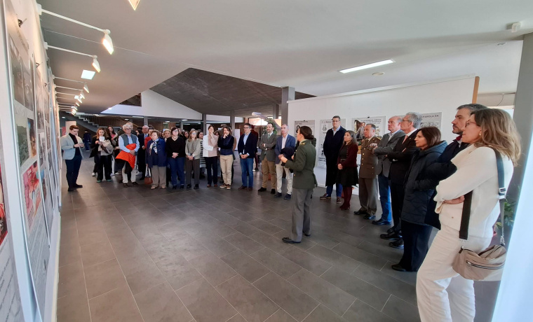 Visitantes disfrutan de la exposición 'La sanidad militar española' en la Escuela Universitaria de Enfermería de Ávila