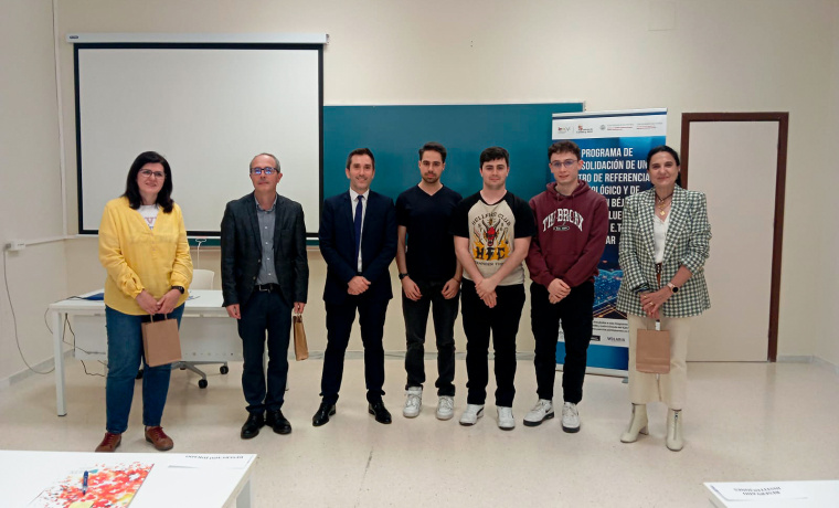 Estudiantes premiados junto a las autoridades académicas y representantes de empresas locales y regionales.