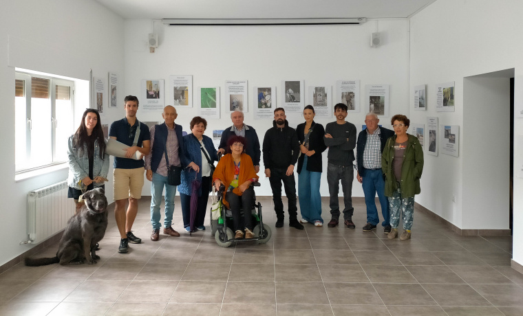 Profesores y alumnos en la inauguración de la exposición sobre la Agenda 2030 en La Torre del Valle (Zamora)