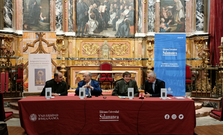 La presentación ha contado con la participación del autor, acompañado por el miembro de la Junta de Capilla Enrique Cabero; del catedrático de Historia Medieval, Moderna y Contemporánea Luis Enrique Rodríguez-San Pedro Bézares; y del director de Ediciones Universidad de Salamanca, Jacobo Sanz Hermida.