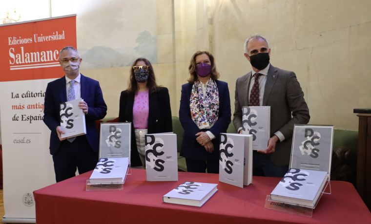 Ricardo Rivero, rector de la Universidad de Salamanca; Ángela Figueruelo Burrieza y  Mercedes Iglesias Bárez, profesoras de la Universidad de Salamanca y codirectoras del libro; y Jacobo Sanz Hermida, director de Ediciones Universidad de Salamanca.