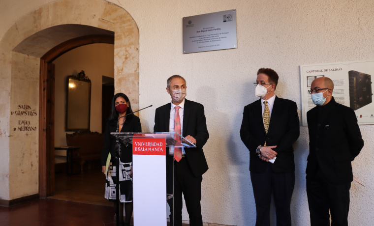Elba Maribel Hernández, comisaria de la exposición; Ricardo Rivero, rector de la Universidad de Salamanca; Francisco Trigo de la UNAM y Gerardo hierro, representante de la familia 