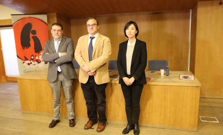 Rueda de presa con el vicerrector de Relaciones Internacionales de la Universidad de Salamanca, Raúl Sánchez Prieto, acompañado por el director y la asesora del Centro Cultural Hispano-Japonés, José Abel Flores y Chihiro Sugiyama