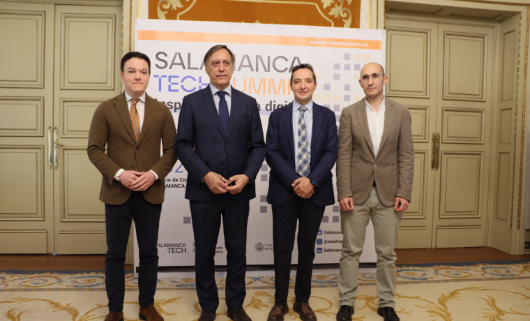 De izquierda a derecha: Pedro Martínez, concejal de Juventud; Carlos García Carbayo, alcalde del Ayuntamiento de Salamanca; Juan Manuel Corchado, rector Universidad de Salamanca; y Fernando de la Prieta, profesor e investigador de la USAL 