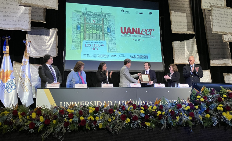 Entrega de placa en la Feria Universitaria del Libro de la Universidad Autónoma de Nuevo León