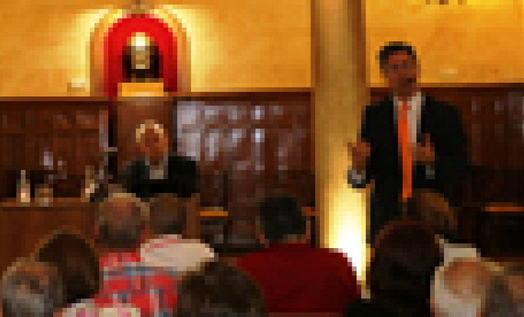 Luïze Ratniece recibe su premio de manos del vicepresidente primero, ministro del Interior y portavoz del Gobierno, Alfredo Pérez Rubalcaba