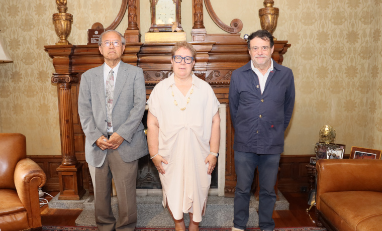 De izquierda a derecha: el consejero de la Asociación Universidad de Salamanca en Japón, Norio Shimuzu; la vicerrectora de Cultura, Patrimonio, Sostenibilidad y Desarrollo de Campus, Matilde Olarte; y el director del Centro Cultural Hispano Japonés, José Abel Flores