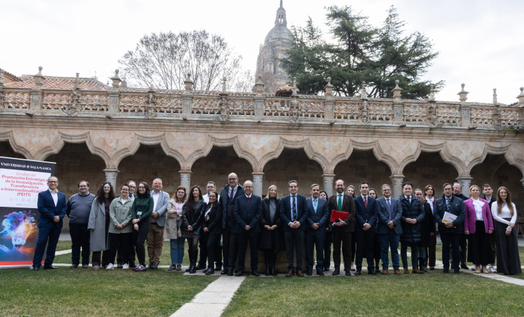 Gestores contratados y autoridades en el Patio de Escuelas Menores de la Universidad de Salamanca 