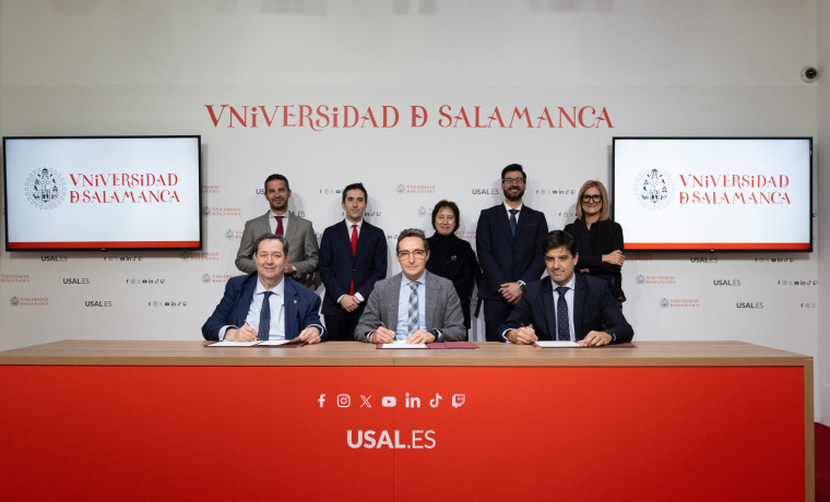 Firma de convenio de colaboración: Benjamín Crespo, Juan Manuel Corchado y Manuel Rubio. Detrás: Emilio Checa, Federico Bueno de Mata, Rosario Arévalo, Juan Ignacio Leo Castela y María José Rivera.