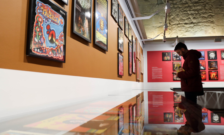 Visitante disfruta de la muestra "Vibraciones Underground"