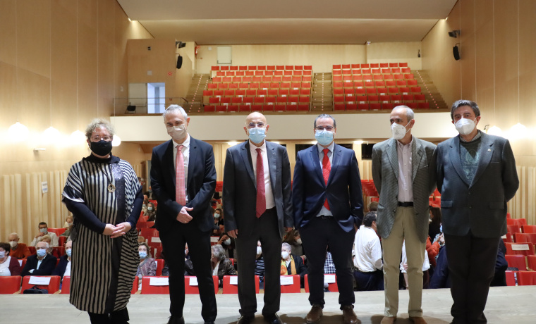 Ricardo Rivero y los profesores de la Universidad de Salamanca en el acto homenaje a los profesores fallecidos.