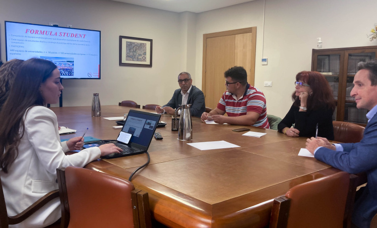 El rector Juan Manuel Corchado y la vicerrectora Marta Gutiérrez durante la reunión con los estudiantes de ingeniería. 