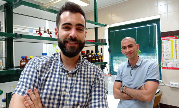 Alejandro Jiménez Gómez, investigador de la USAL, y Raúl Rivas, director de su tesis.