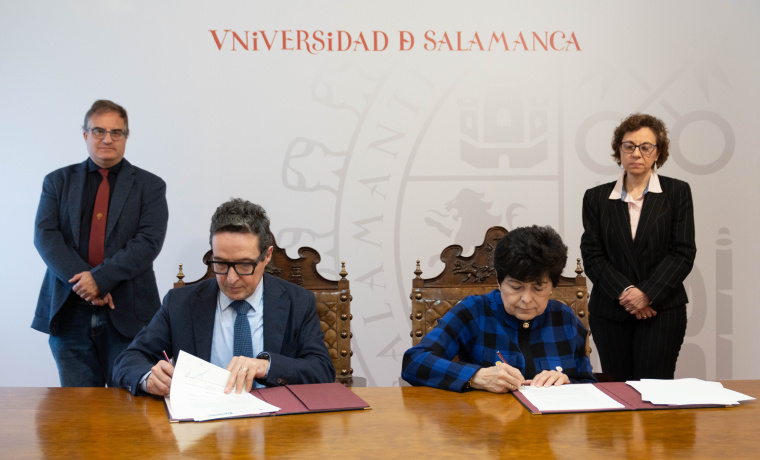 El rector de la Universidad de Salamanca y la presidenta de Central Connecticut State University de Estados Unidos firman un convenio de colaboración.