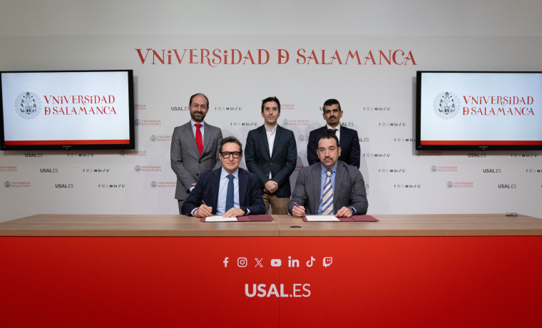 Firma de convenio de colaboración entre la USAL e ICAMCYL. Delante:  Juan Manuel Corchado y Santiago Cuesta López. Detrás: Óscar Lorenzo, Federico Bueno de Mata y José Ramón Natal
