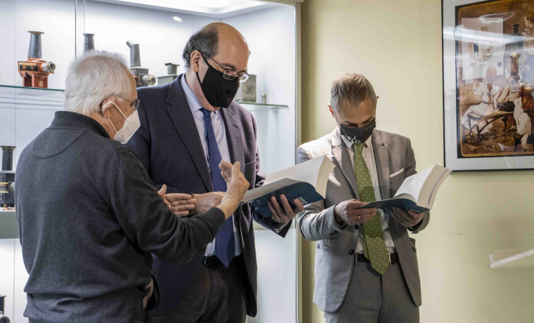 Izq a dcha: Ignacio Francia, periodista y comisario de la muestra, José Ramón González García, director general de Políticas Culturales de la Junta de Castilla y León, Ricardo Rivero, rector de la Universidad de Salamanca.
